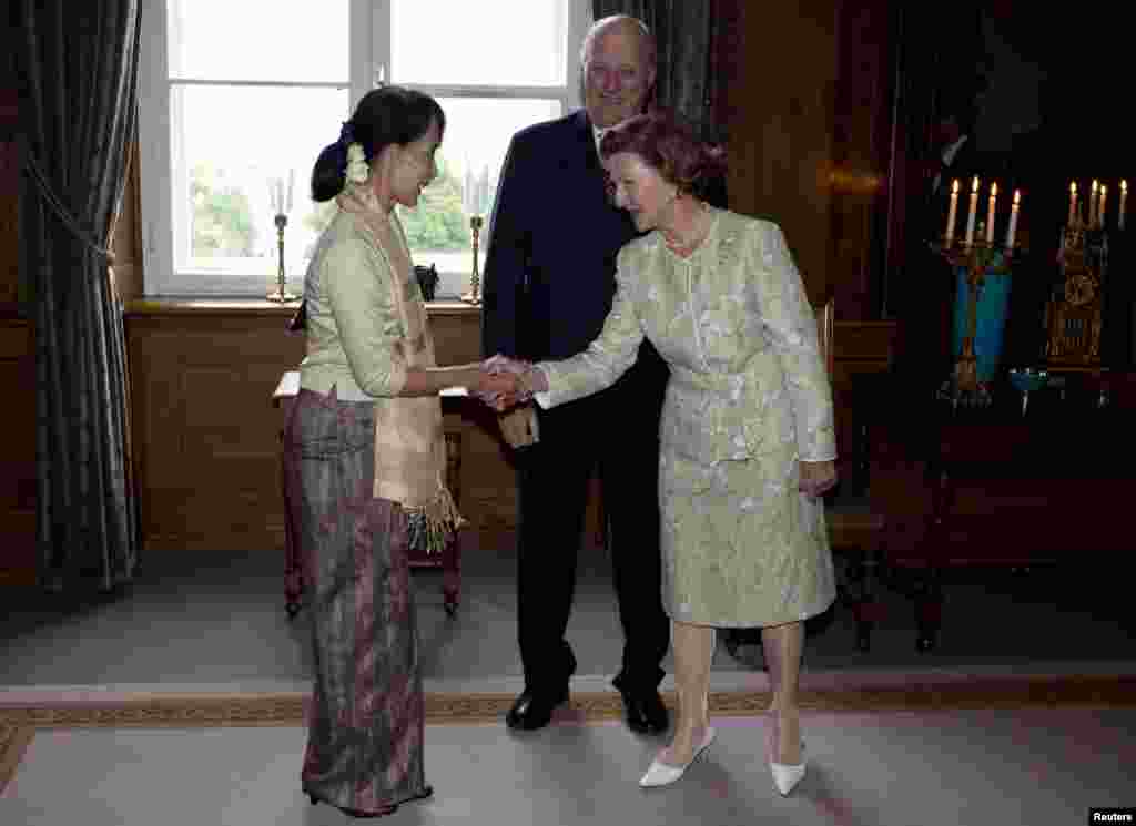 B&agrave; Aung San Suu Kyi được Vua Na Uy Harald v&agrave; Ho&agrave;ng hậu Sonja đ&oacute;n ch&agrave;o tại L&acirc;u đ&agrave;i Ho&agrave;ng gia ở Oslo, ng&agrave;y 16 th&aacute;ng 6 năm 2012