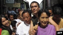 Bà Aung San Suu Kyi và con trai Kim Aris tại chợ Bogyoke Aung San ở Yangon, ngày 30/11/2010