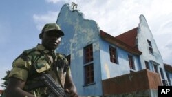 Polícia queniana estabelece perímetro à porta da igreja onde um homem armado atacou fiéis que assistiam à missa. O ataque resultou em dois mortos. Mombasa, Quénia, Março 23, 2014.