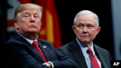 Tổng thống Donald Trump ngồi bên cạnh Bộ trưởng Tư pháp Jeff Sessions trong một buổi lễ tốt nghiệp của Học viện Quốc gia FBI ở Quantico, bang Virginia, ngày 15 tháng 12, 2017.