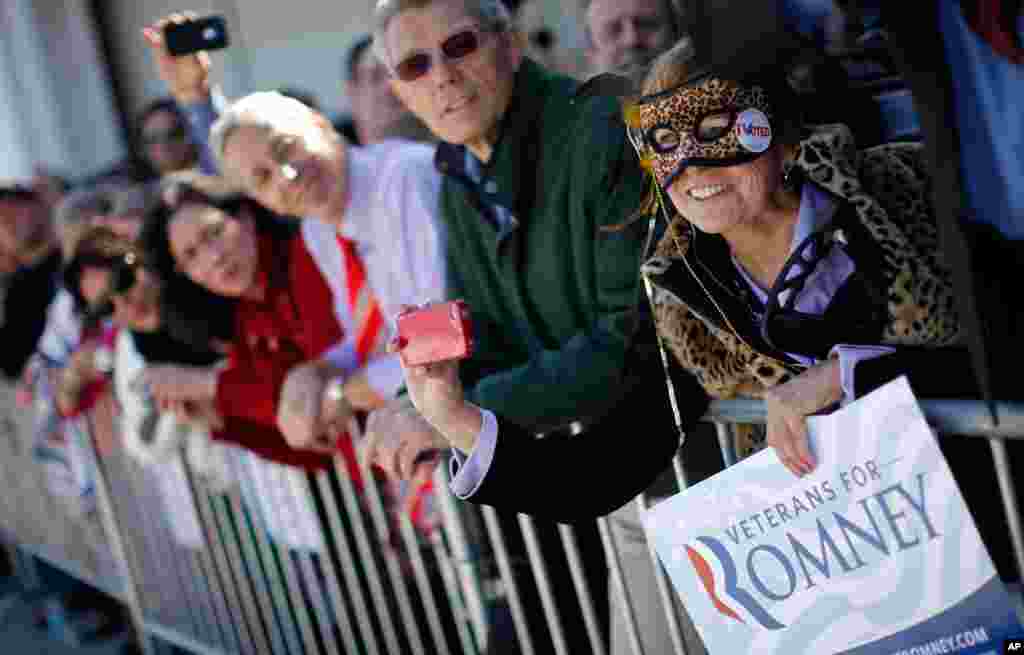 C&aacute;c ủng hộ vi&ecirc;n của &ocirc;ng Mitt Romney tại Tampa, Flordia, ng&agrave;y 31/10/2012. 