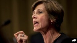 Quyền Bộ trưởng Tư pháp Sally Yates bị ông Trump sa thải vì từ chối không bênh vực sắc lệnh của Tổng thống.