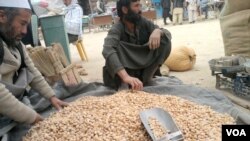  افغانستان کې بزګران د سمنګانو او دایکنډي ولایتونو کې د بادامو ډیر باغونه لري.