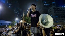 Joshua Wong, lãnh đạo phong trào sinh viên phát biểu bên ngoài văn phòng của Trưởng quan Hành chánh Hong Kong Lương Chấn Anh.