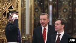 Erdoğan ile Moskova’da görüşen Medvedev Türkiye’deki nükleer santralin depreme dayanıklı inşa edileceğini belirtti