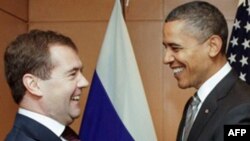 Tổng thống Hoa Kỳ Barack Obama (phải) và Tổng thống Nga Dmitry Medvedev