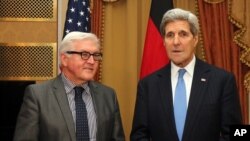 Ngoại trưởng Đức Frank-Walter Steinmeier, trái, và Ngoại trưởng Mỹ John Kerry tại Vienna, 22/11/2014.