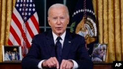 ABD Başkanı Joe Biden Beyaz Saray’daki Oval Ofis’ten ulusa seslenerek İsrail ve Ukrayna için Kongre'den ek bütçe istedi. Başkan Biden, "Hamas gibi teröristlerin ve Putin gibi bir tiranın kazanmasına izin veremeyiz" dedi. 