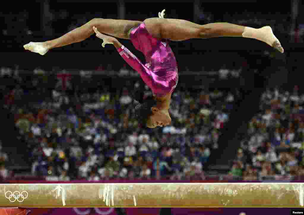 Gabrielle Douglas của Mỹ thi đua môn cầu thăng bằng cá nhân, vòng chung kết. 2/8/2012. 