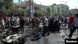 Hiện trường sau một vụ nổ ở khu phố Ekrema trong thành phố Homs, Syria, ngày 8/7/2013.