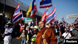 Người biểu tình chống chính phủ tuần hành ở trung tâm thủ đô Bangkok, ngày 13/1/2014.