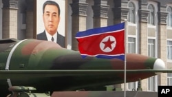 Diễu hành quân sự tại Quảng trường Kim Il Sung ở Bình Nhưỡng (Ảnh chụp tháng 4/2012)