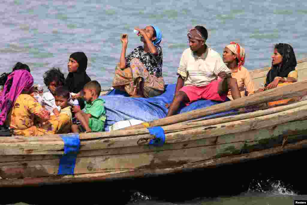 Người Hồi gi&aacute;o Rohingya tr&ecirc;n một chiếc thuyền vượt qua s&ocirc;ng Naf, từ Miến Điện đến Teknaf, Bangladesh, 11/6/2012.