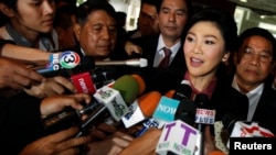 Cựu Thủ tướng Yingluck Shinawatra bị lật đổ nói chuyến với các phóng viên tại Quốc hội ở Bangkok, ngày 9/1/2015.