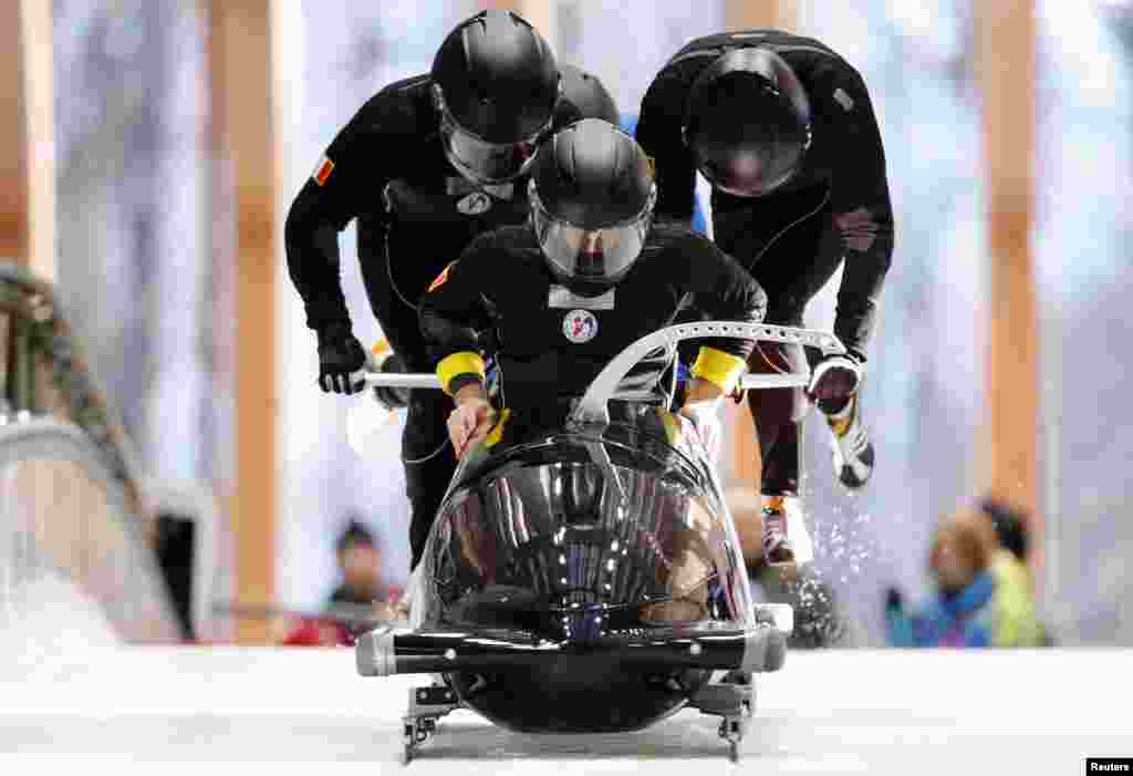 Vận động viên môn xe trượt tuyết bobsleight của Pháp Thibault-Alexis Godefroy, điều khiển xe, và đội của ông bắt đầu buổi tập luyện tại trung tâm Sanki ở Rosa Khutor, 6/2/14