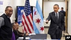 Tổng thống Barack Obama đến bỏ phiếu sớm tại Trung tâm Dịch vụ Cộng đồng Martin Luther King ở Chicago 20/10/14