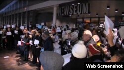 Dân chúng tụ tập trước Viện bảo tàng Newseum trong thủ đô Washington, Hoa Kỳ để bày tỏ tinh thần đồng cảm với dân Pháp sau vụ tấn công khủng bố tại tòa báo Charlie Hebdo, 8/1/15