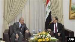 Cựu thủ tướng Ayad Allawi, trái, và Thủ tướng Nouri al-Maliki hội đàm tại Baghdad, Iraq, để giải quyết các mâu thuẫn chính trị, Thứ bảy, 12/6/2010