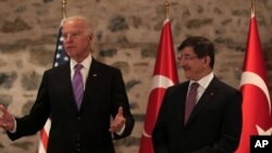 Phó Tổng thống Mỹ Joe Biden, trái, và Thủ tướng Thổ Nhĩ Kỳ Ahmet Davutoglu trong 1 cuộc họp báo tại Istanbul, Thổ Nhĩ Kỳ.