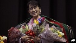 Lãnh tụ đấu tranh cho dân chủ Miến Điện Aung San Suu Kyi trong buổi gặp người Miến Điện ở thành phố Fort Wayne, tiểu bang Indiana 25/9/12