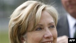 Ngoại trưởng Clinton nói bà cùng với hàng tỉ người trên thế giới chào mừng việc trả tự do đã được chờ đợi quá lâu cho bà Aung San Suu Kyi