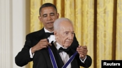 Tổng thống Obama trao tặng Huân chương Tự do cho Tổng thống Israel Shimon Peres, ngày 13/6/2012