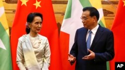 Cố vấn Nhà nước Myanmar Aung San Suu Kyi (trái) và Thủ tướng Trung Quốc Lý Khắc Cường tại Đại lễ đường nhân dân ở thủ đô Bắc Kinh, Trung Quốc, ngày 18/8/2016.