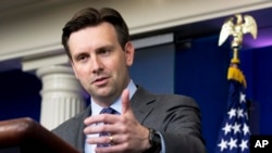 Phát ngôn viên Tòa Bạch Ốc Josh Earnest trả lời họp báo hôm 11/5/2015. 