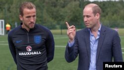 Hoàng tử Anh William trò chuyện với đội trưởng tuyển bóng đá Anh Harry Kane tại nơi đội luyện tập ở Leeds hôm 7/6.