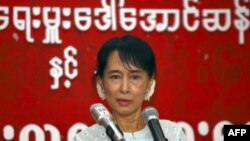 Bà Aung San Suu Kyi phát biểu trong một cuộc họp với các thành viên thuộc Liên minh Toàn quốc Đấu tranh cho Dân chủ tại trụ sở của đảng tại Rangoon, Miến Điện, ngày 8/2/2011