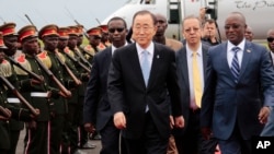 Tổng Thư ký LHQ Ban Ki-moon (giữa) đi cùng Phó Chủ tịch Burundi Gaston Sindimwso (phải) khi ông đến Bujumbura, Burundi, thứ Hai ngày 22 tháng 2 năm 2016.