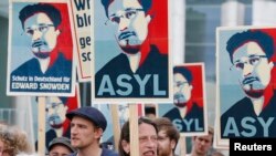 Tuần hành ủng hộ Edward Snowden tại Berlin. 