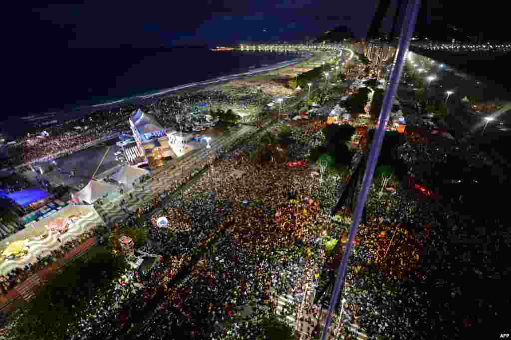 Hàng vạn giới trẻ tụ tập tại bãi biển Copacabana, thành phố Rio de Janeiro, chuẩn bị chào đón ĐGH trong Ngày Giới Trẻ Thế Giới, 25/7. 