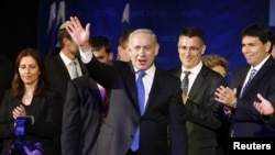 Thủ tướng Israel Benjamin Netanyahu vẫy chào người ủng hộ tại Trụ sở đảng của ông tại trụ sở đảng Likud ở Tel Aviv, ngày 23/1/2013.