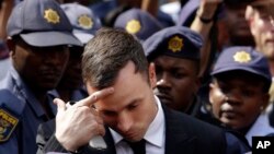 Oscar Pistorius rời tòa án ở Pretoria, Nam Phi sau phiên xử hôm thứ Hai, 13/10/14