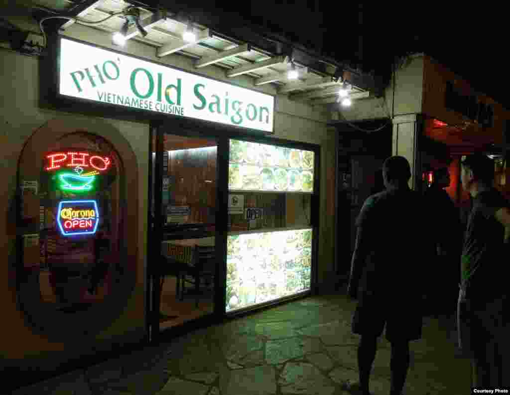 Quán phở trên đường Kuhio, Waikiki.