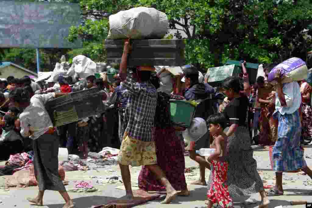 Cư d&acirc;n Sittwe chạy khỏi những ng&ocirc;i nh&agrave; bốc ch&aacute;y v&agrave;o l&uacute;c c&aacute;c lực lượng an ninh vất vả kiềm chế bạo động sắc tộc v&agrave; t&ocirc;n gi&aacute;o, 12/6/2012.