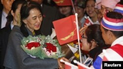 Người Miến Điện sống ở Nam Triều Tiên đón chào bà Aung San Suu Kyi khi bà đến Seoul, 28/1/13