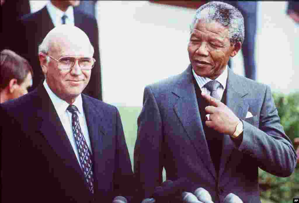 Tổng thống Nam Phi Prederik Willem de Klerk, b&ecirc;n tr&aacute;i, v&agrave; Ph&oacute; chủ tịch Đảng Nghị hội To&agrave;n quốc Ch&acirc;u Phi Nelson Mandela (phải)trước c&aacute;c cuộc thảo luận giữa đảng ANC v&agrave; ch&iacute;nh phủ Nam Phi, 