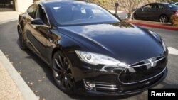 Một chiếc xe Tesla Model S với phiên bản phần mềm cập nhật 7.0 có tính năng tự hành trong một sự kiện của hãng Tesla ở Palo Alto, California ngày 14 tháng 10 năm 2015.