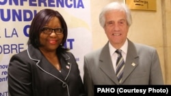 Bác sĩ Carissa Etienne, giám đốc Tổ chức Y tế Liên Mỹ (PAHO), trái, và Tổng thống Uruguay Tabare Vazquez.