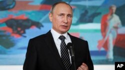 Cử chỉ của Tổng thống Nga Vladimir Putin trong khi phát biểu tại một cuộc họp báo sau hội nghị thượng đỉnh CIS ( Cộng đồng các quốc gia độc lập , nước cộng hòa thuộc Liên Xô ) ở thủ đô Bishkek, Kyrgyzstan, ngày 17 tháng 09 năm 2016.