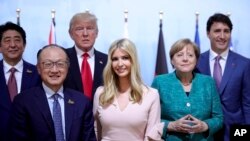 Ivanka Trump, con gái Tổng thống Mỹ Donald Trump (áo hồng, giữa), chụp ảnh cùng các lãnh đạo tại hội nghị thượng đỉnh G20 tại Hamburg, Đức, ngày 8/7/2017.