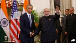 Tổng thống Mỹ Barack Obama và Thủ tướng Ấn Độ Narendra Modi bắt tay sau cuộc đàm phán tại New Delhi, ngày 25/1/2015.