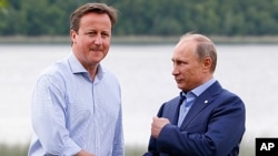 Thủ tướng Anh David Cameron (trái) đã tiếp ông Vladimir Putin vào ngày trước hội nghị thượng đỉnh, và nhắc lại lập trường của ông rằng tổng thống Syria phải ra đi.