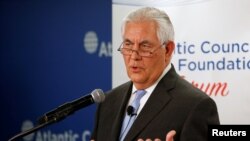 Ngoại trưởng Mỹ Rex Tillerson phát biểu về mối quan hệ Mỹ-Triều Tiên trong một diễn đàn tại AHội đồng Đại Tây Dương ở Washington, Mỹ, ngày 12 tháng 12, 2017. 