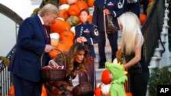 Tổng thống Donald Trump và Đệ nhất Phu nhân Melania Trump phát kẹo cho trẻ em tại Tòa Bạch Ốc nhân dịp Halloween, ngày 28/10/2019. 