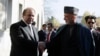 Tổng thống Afghanistan Hamid Karzai (phải) bắt tay với Thủ tướng Pakistan Nawaz Sharif trong cuộc họp tại Kabul, ngày 30/11/2013.