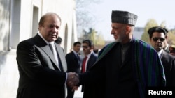 Tổng thống Afghanistan Hamid Karzai (phải) bắt tay với Thủ tướng Pakistan Nawaz Sharif trong cuộc họp tại Kabul, ngày 30/11/2013.