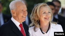 Ngoại trưởng Hoa Kỳ Hillary Clinton (phải) và Tổng thống Israel Shimon Peres trước cuộc họp tại Jerusalem hôm 16/7/12